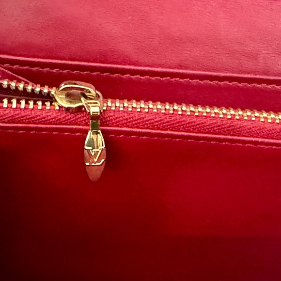 Authentic Louis Vuitton Sarah Wallet Vernis Red Pomme d’Amour - Picture 8 of 12